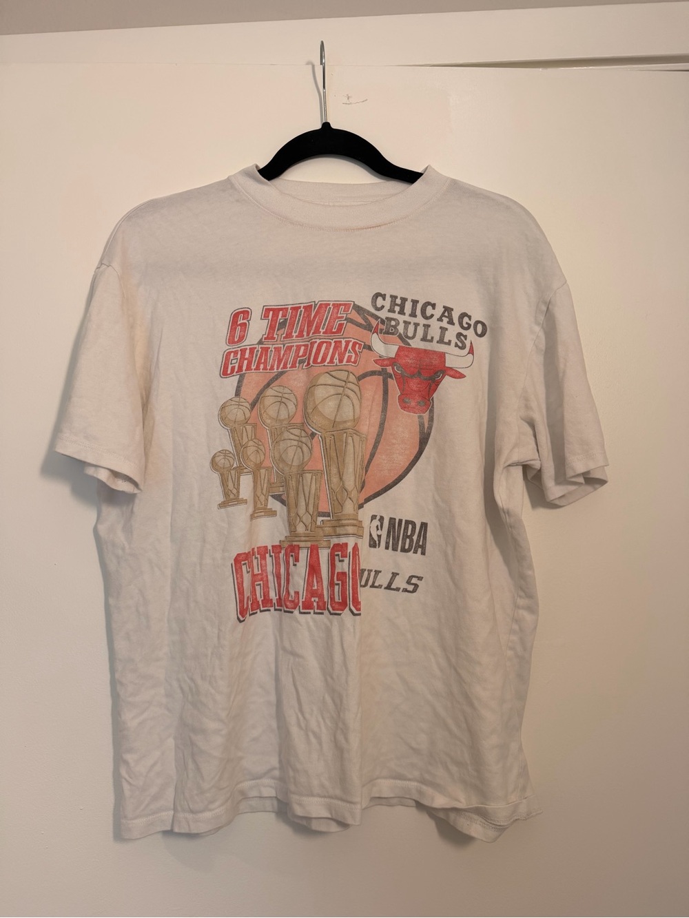 Abercrombie & Fitch Chicago Bulls 6-Time Champions Graphic Tee - White/Red